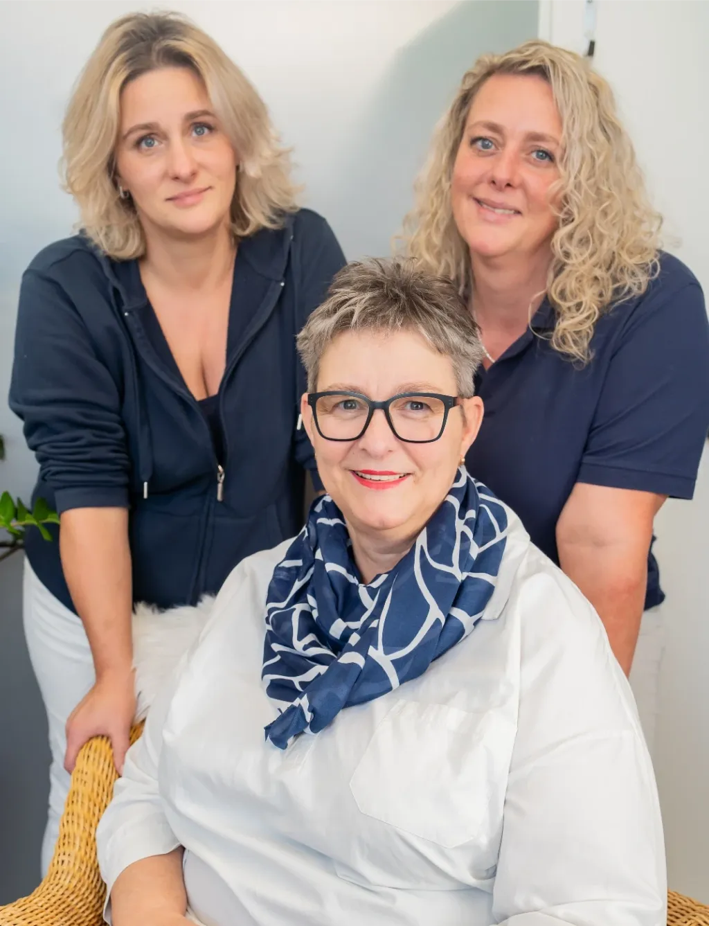 Drei Mitarbeiterinnen der Podologiepraxis im Teamporträt