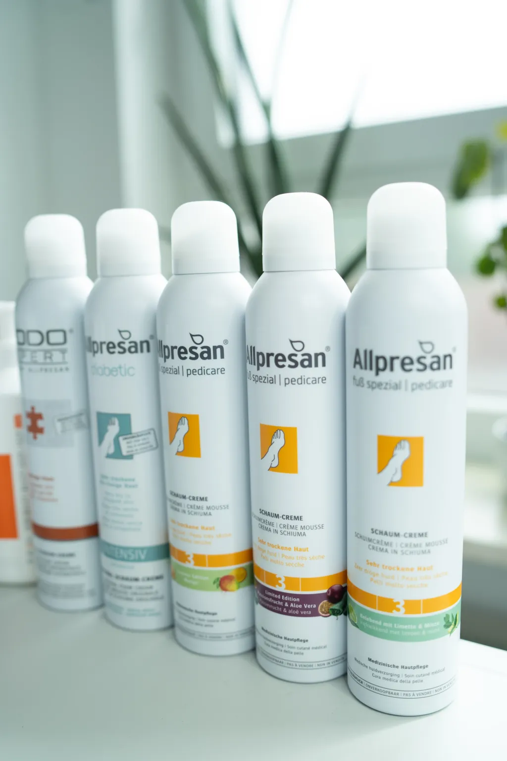 Allpresan Fußpflegeprodukte aufgereiht auf einer Ablage in der Praxis
