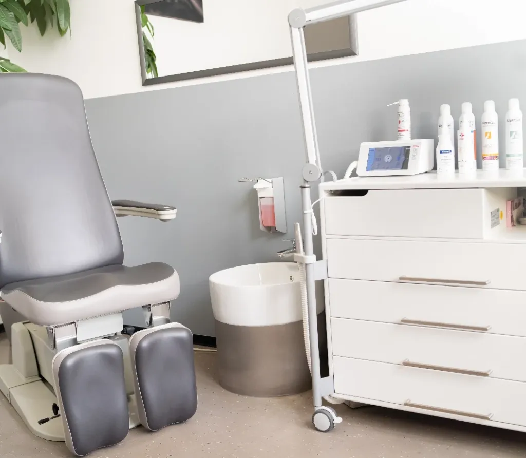 behandlungsstuhl fussbad grau