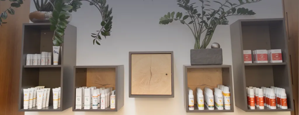 Empfangsbereich mit Fußpflegeprodukten und Holz-Dekoelementen