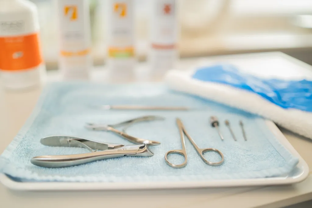 Podologische Instrumente und Pflegeprodukte auf dem Behandlungstisch