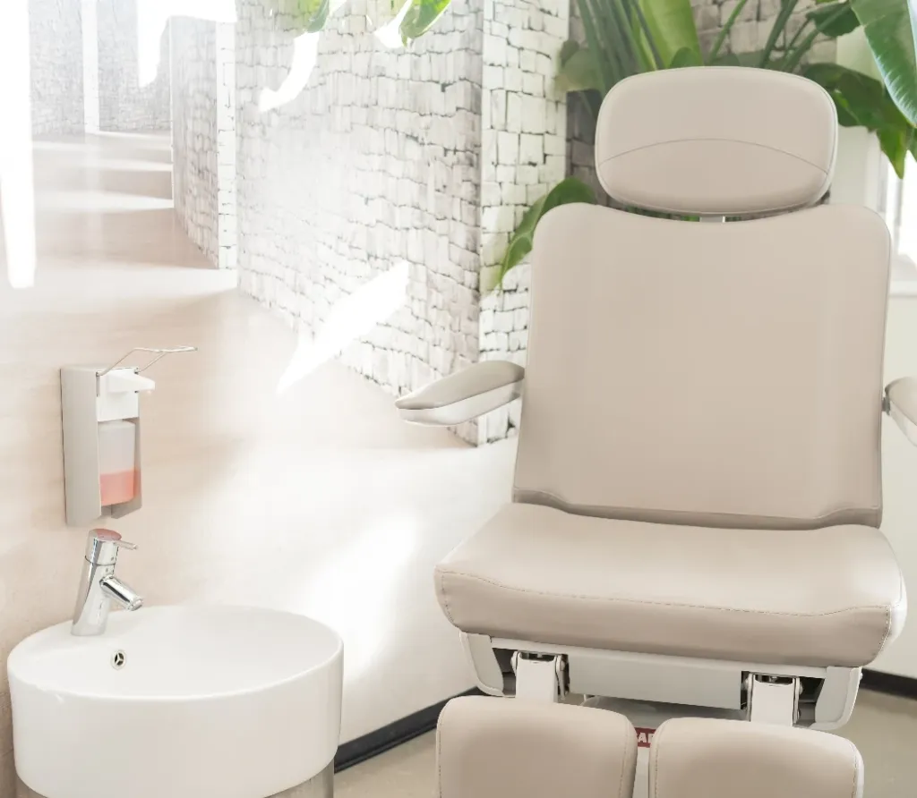 behandlungsstuhl fussbad hell